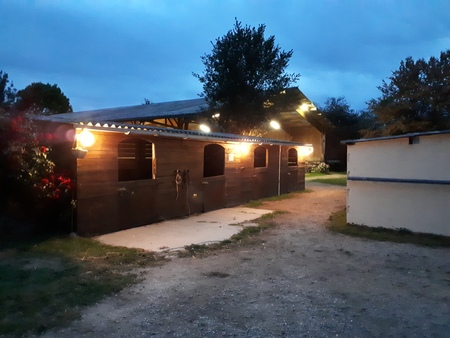 Les boxes du centre équestre La Bazane