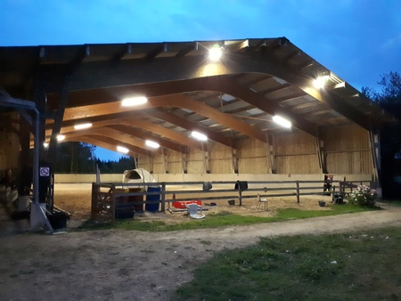 Le manège du centre équestre la Bazane